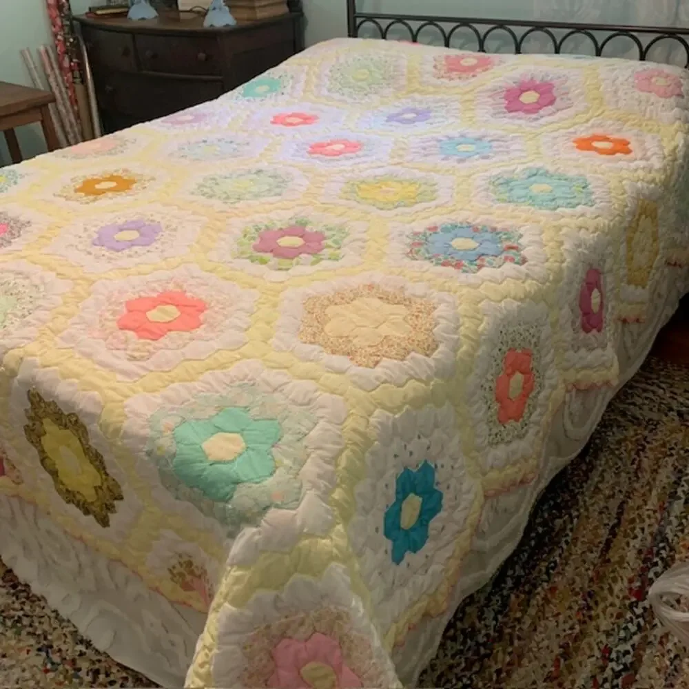 Handmade Grandma's Flower Garden Scalloped Queen Quilt Bedspread | 102 x 84